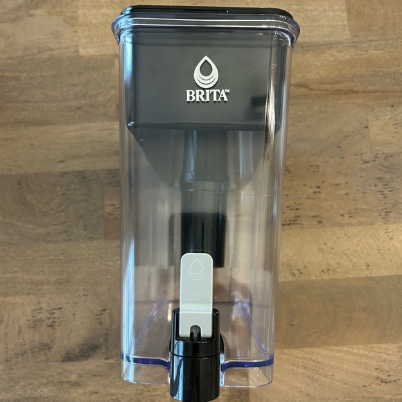 Brita 27 Cup Water Filter Dispenser and 2 filters - Picture 2 of 8